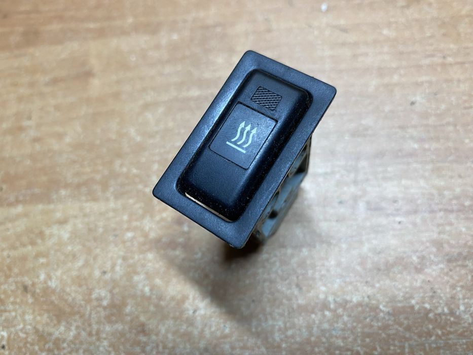 Toyota Avensis T25. Кнопка підігріву лобового скла Тойота.