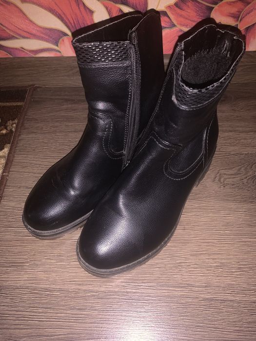 Сапоги зимні  жіночи ,в гарному стані .
