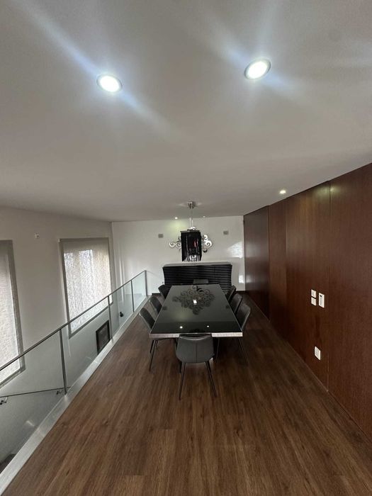 Conjunto de Mesa de Jantar, Cadeiras, Aparador e Candeeiro