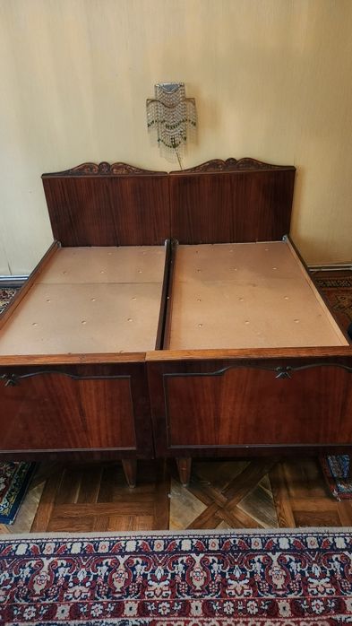 Меблі шафи ліжка домашні