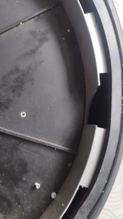 Zegar ścienny w kształcie opony.