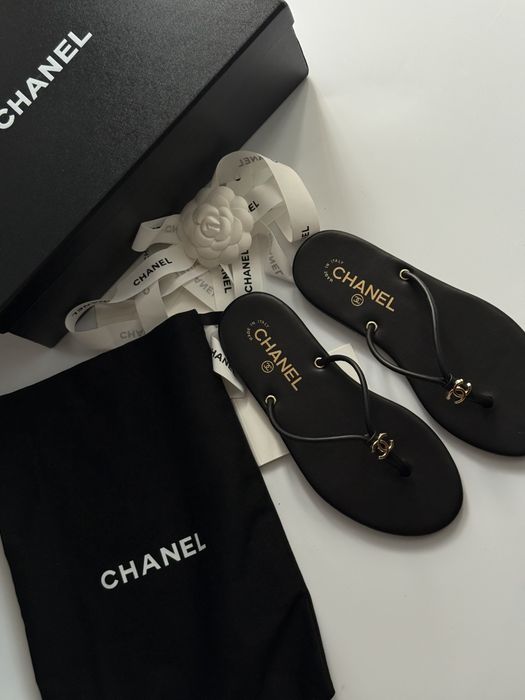 Топові шльопки  Chanel