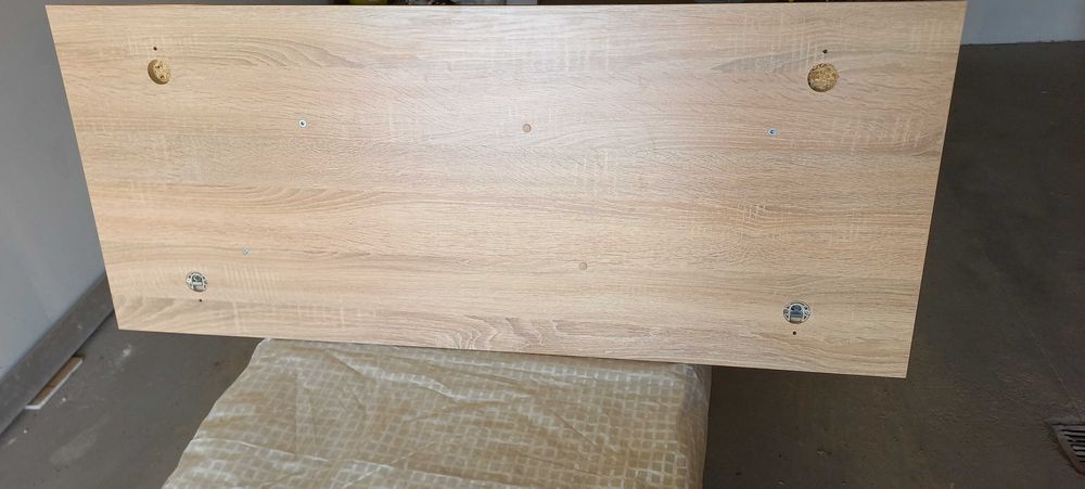 Panel wiszący z półkami.