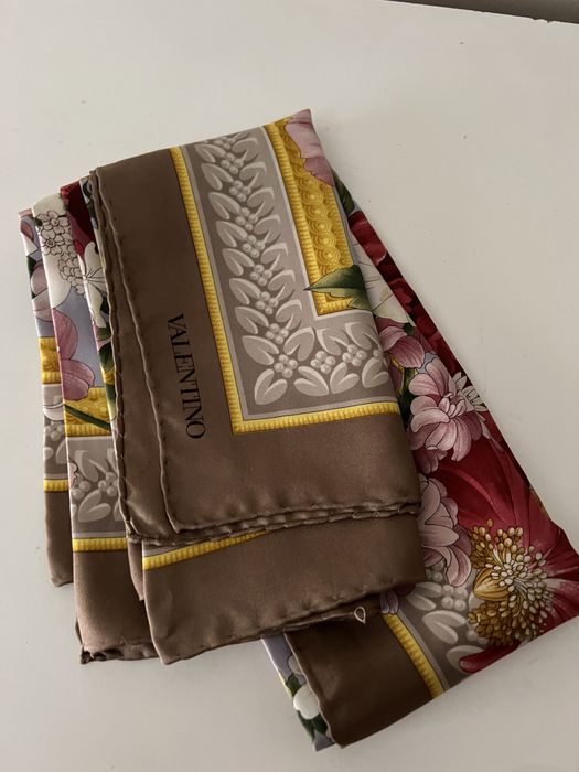 Lenço Valentino sem uso