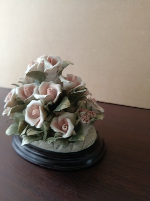 Arranjo de flores de porcelana estilo capodimonte
