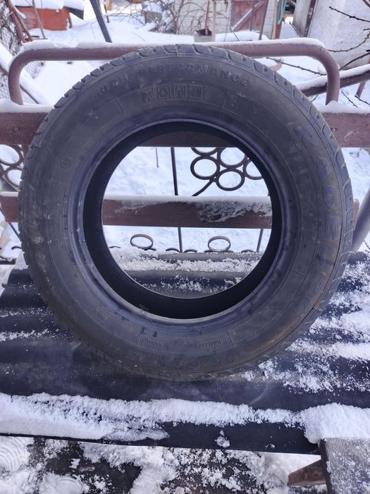 Шина б/у продам .