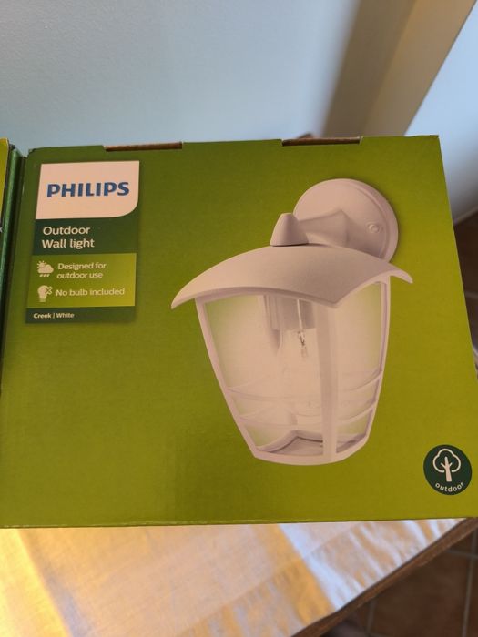 Vendo Candeeiro/aplique Philips novos na caixa para exterior