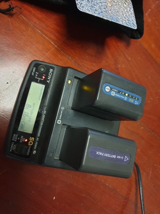 2 Projectores de iluminação led + baterias + carregador