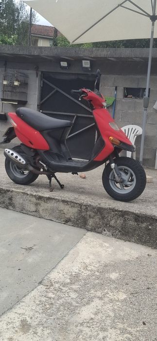 Secooter vermelha .