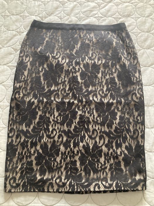Saia em renda preta com tecido bronze