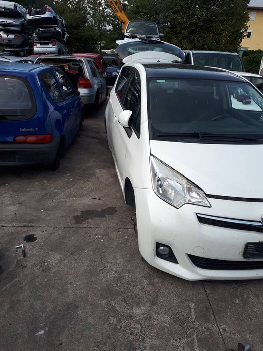 Є запчастини на Toyota Verso S 1.33 бензин 2010-2016