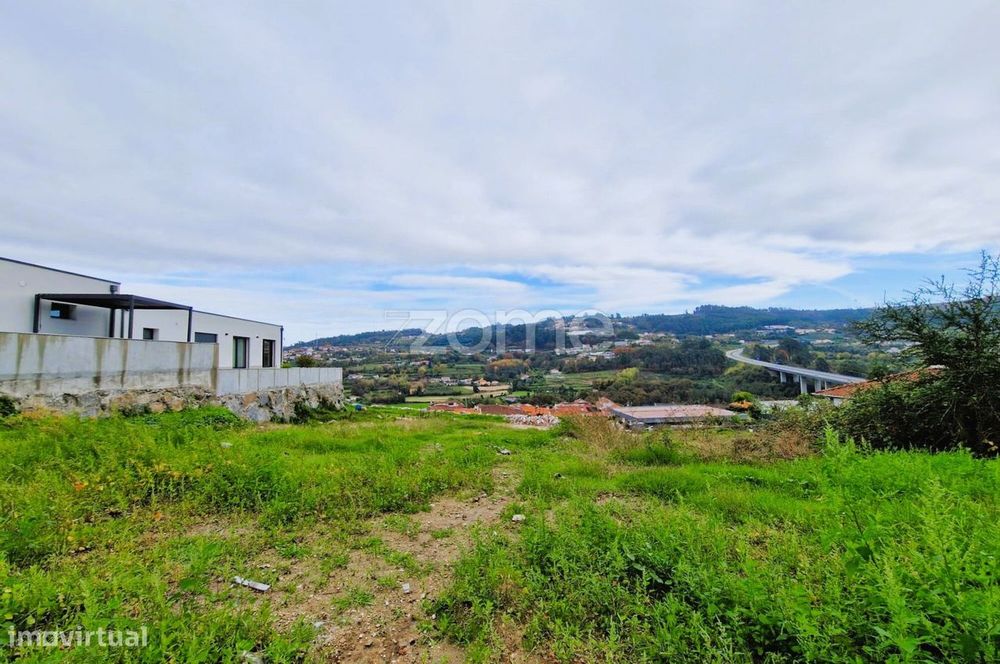 Terreno com projeto aprovado para 5 moradias.