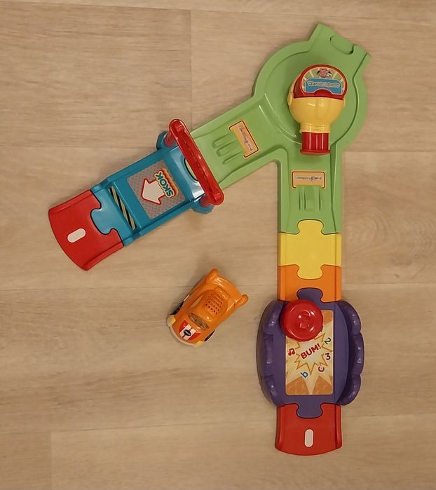 wyrzutnia autek tut-tut VTECH + autko wyścigówka