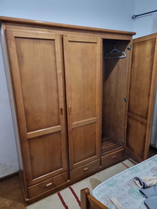 Guarda Roupa espaçoso 3 portas e espelho interior .