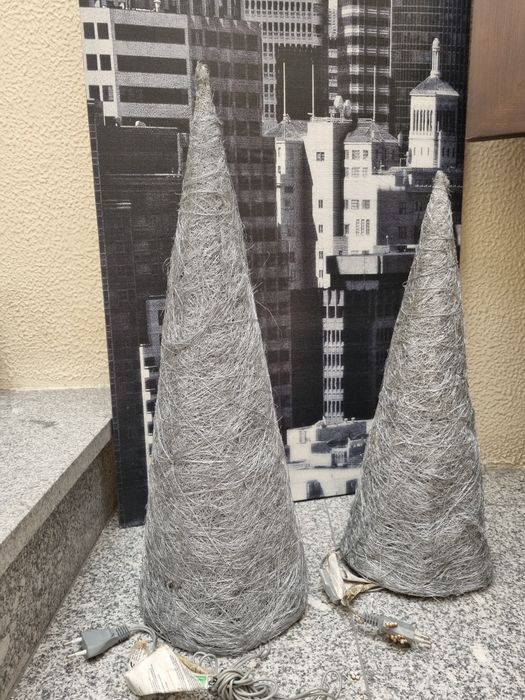 Conjunto  2 cones de arvore de natal  com luz