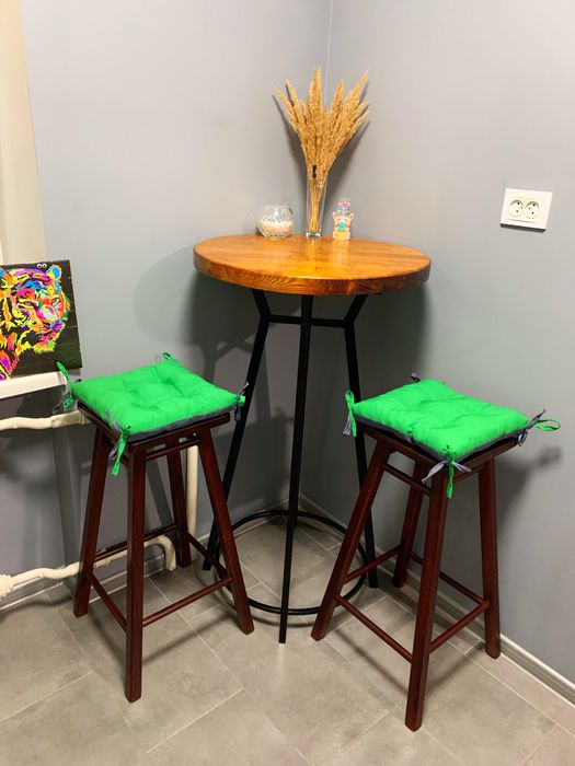 Добротный, кухонный комплект: барный стол и стулья; барні стільці/стіл