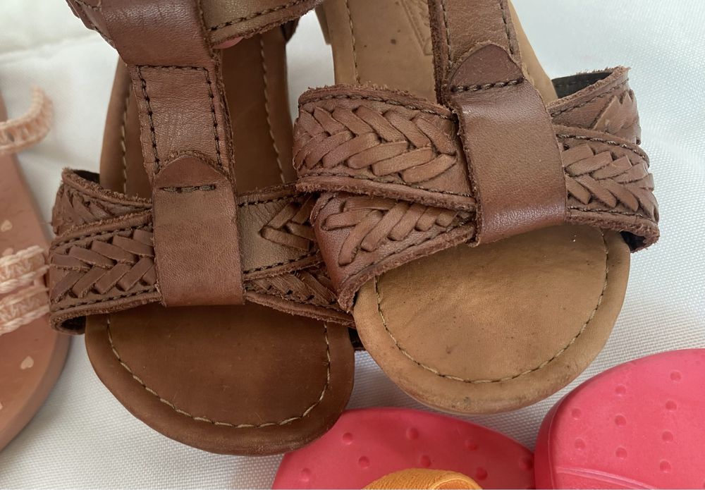 Sandalias calcado menina Havaianas, Ipanema Crocs, Zara 20, 21