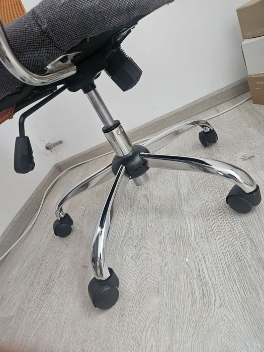 Офісне крісло з регулюванням висоти сидіння