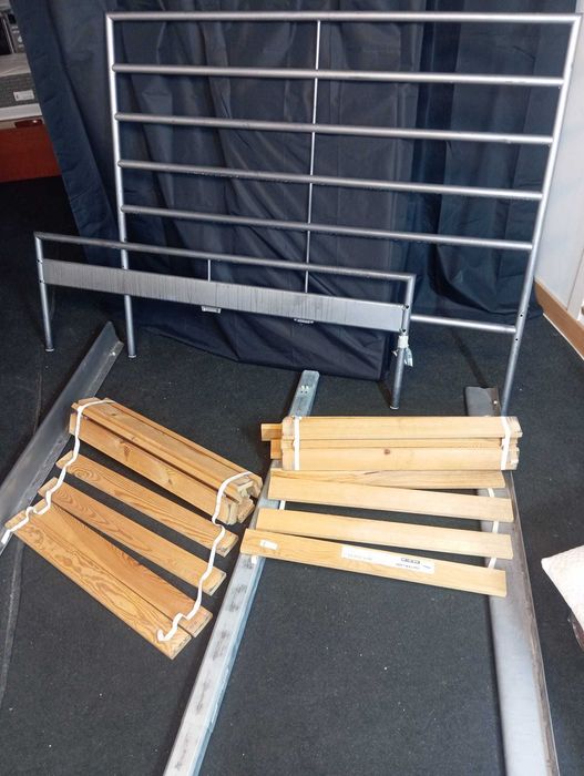 Cama de casal muito resistente e com colchao