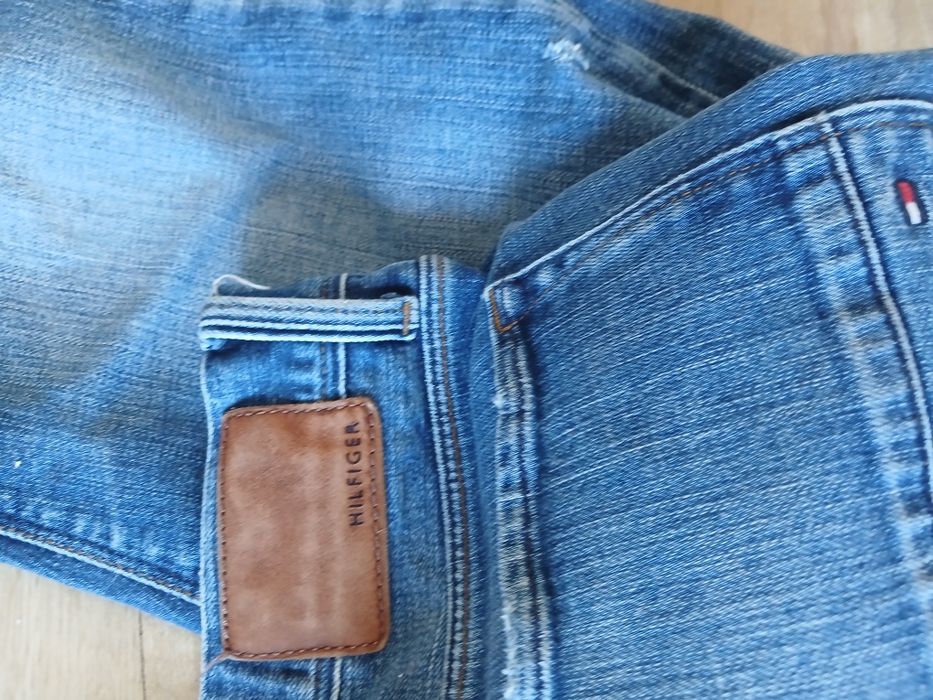 Hilfiger damski pas do 80