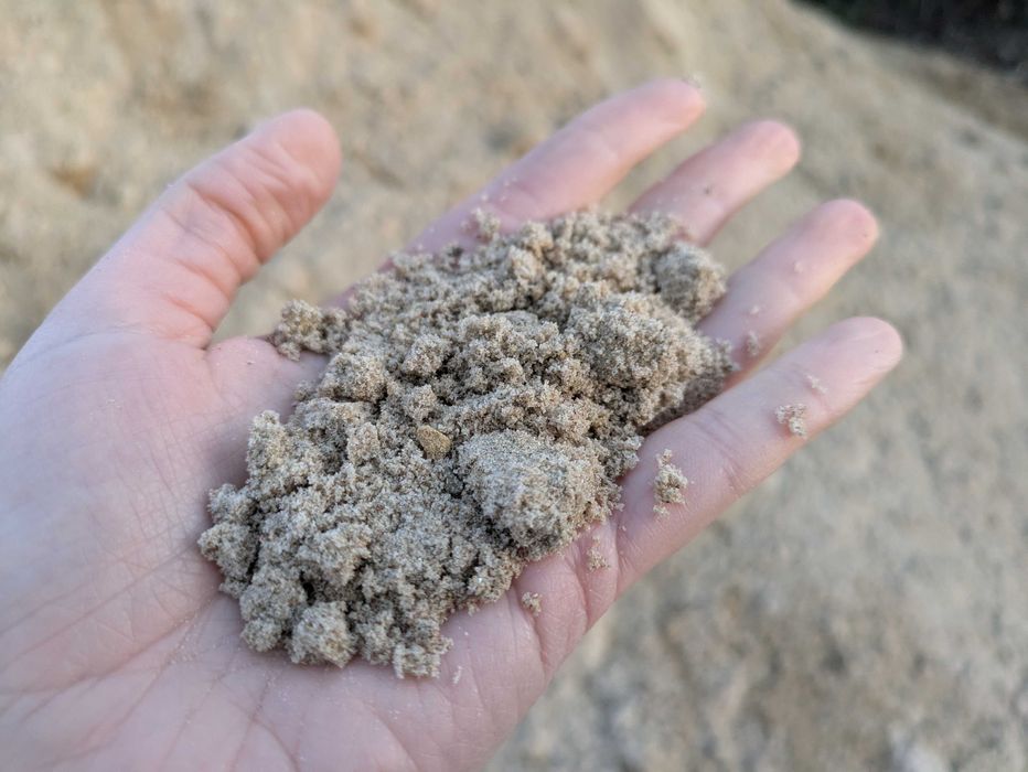 Sprzedaż piasku zasypowego z dowozem – szybka dostawa wywrotką