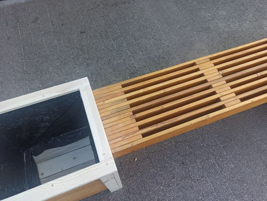 Drewniana donica ogrodowa z siedziskiem