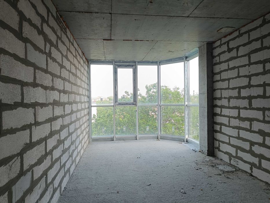 Новобудова 93кв.м центр міста 3-й поверх можливо під державну програму