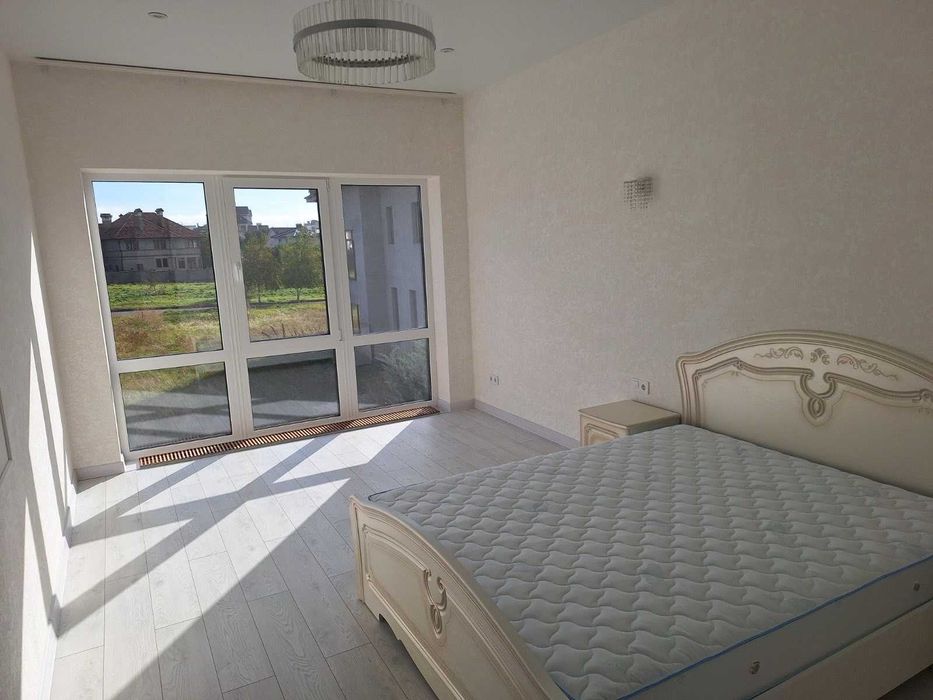 Продам новий з ремонтом будинок в Совиньоні.