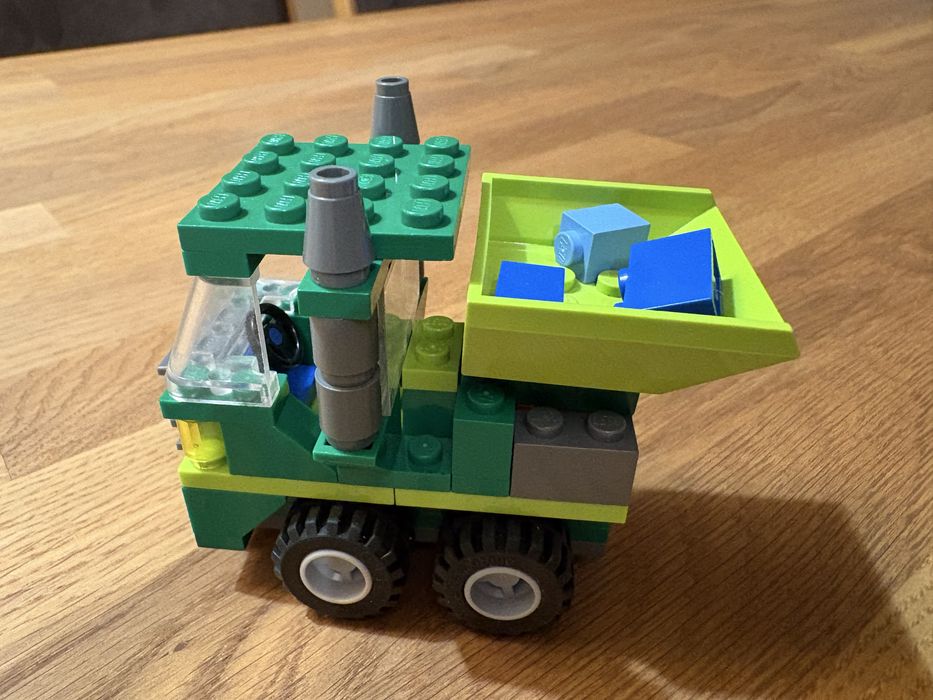 Klocki LEGO- samochód wywrotka