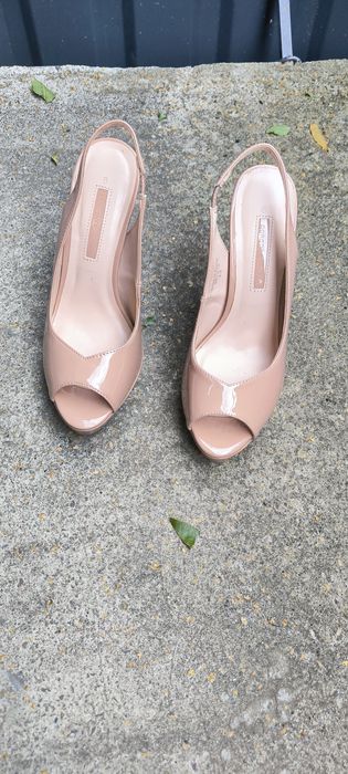 Босоніжки на каблуку бежеві