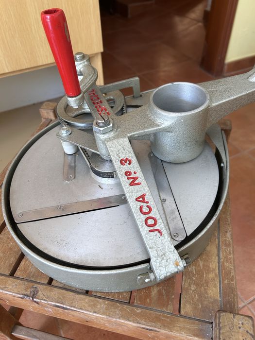 Máquina para cortar caldo verde. Com lamina de corte extra.