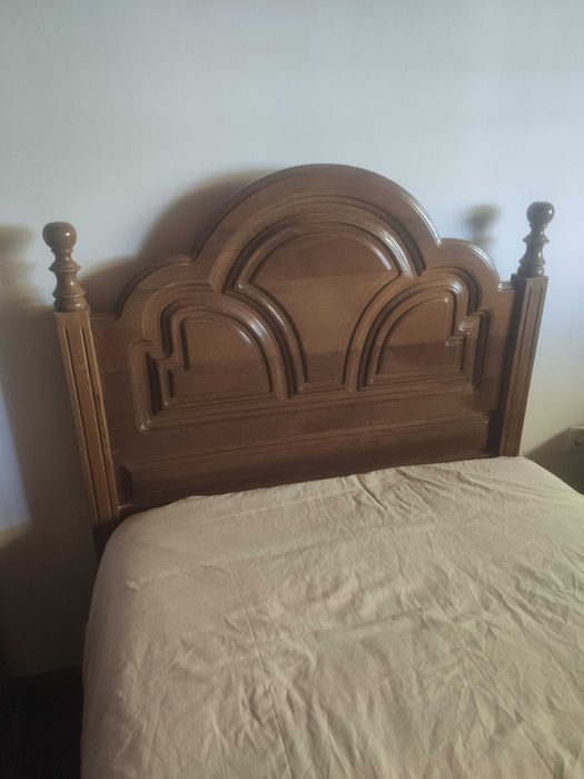 Roupeiro, mesa de cabeceira e cama individual (ofereço colchão)