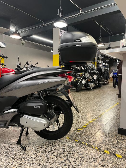 Honda PCX Em estado " Novo" com apenas 1625 Kms ( Reservada )