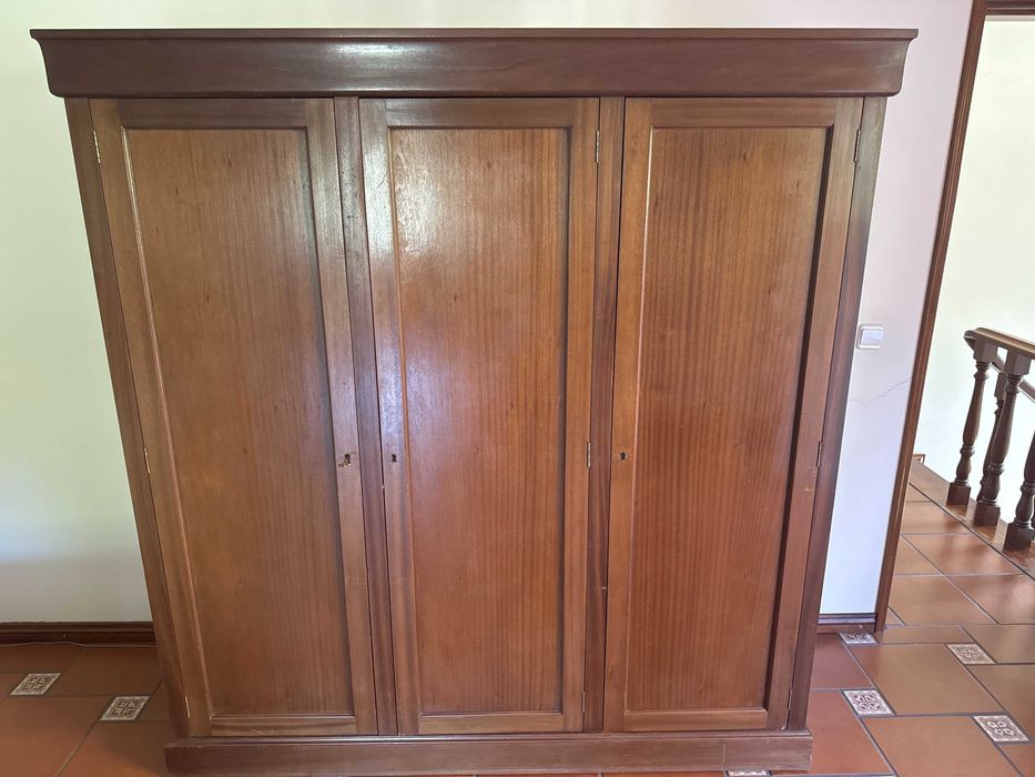 Mobília de quarto (madeira exótica)_CamaCasal+2mesinhas+guarda-fatos -