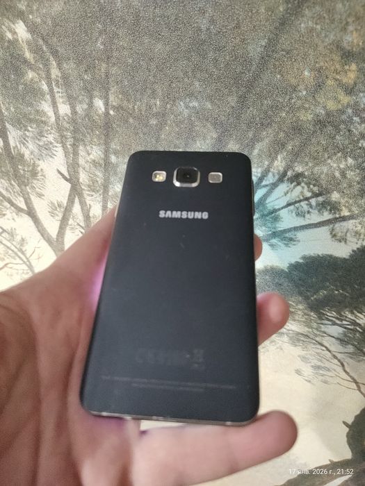 Мобильный телефон смартфон Samsun Galaxy A3 2017г.