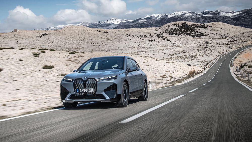 Szare BMW iX z przodu podczas jazdy