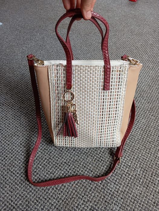 torebka marki Axel Accessories, łącząca w sobie klasyczny fason kuferka i letni charakter.