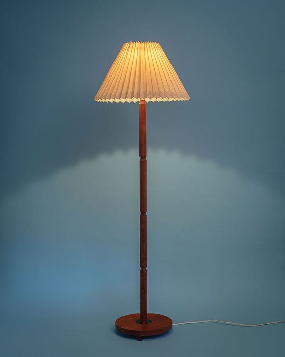 Lampa podłogowa wykonana z drewna teak, Dania