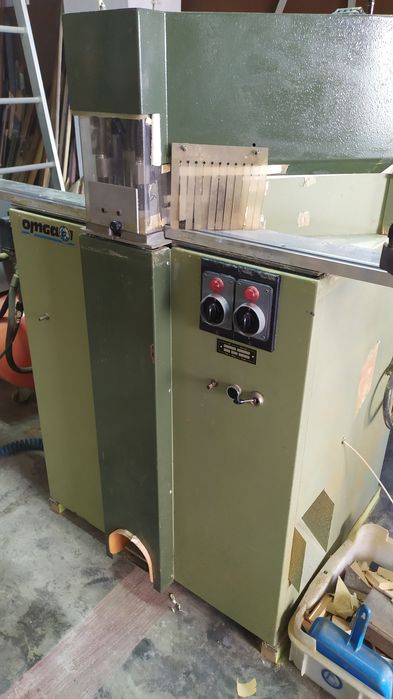 Máquina de Esquadria ,corte de Molduras com dois discos