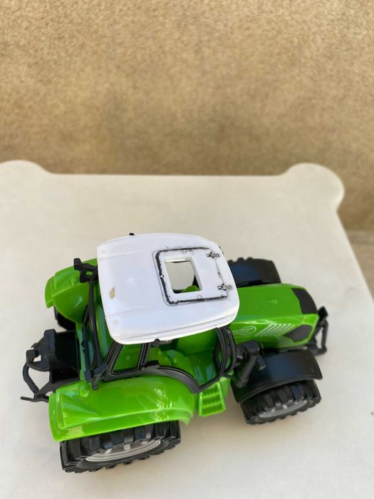 Trator de Brinquedo Verde - Usado em Bom Estado