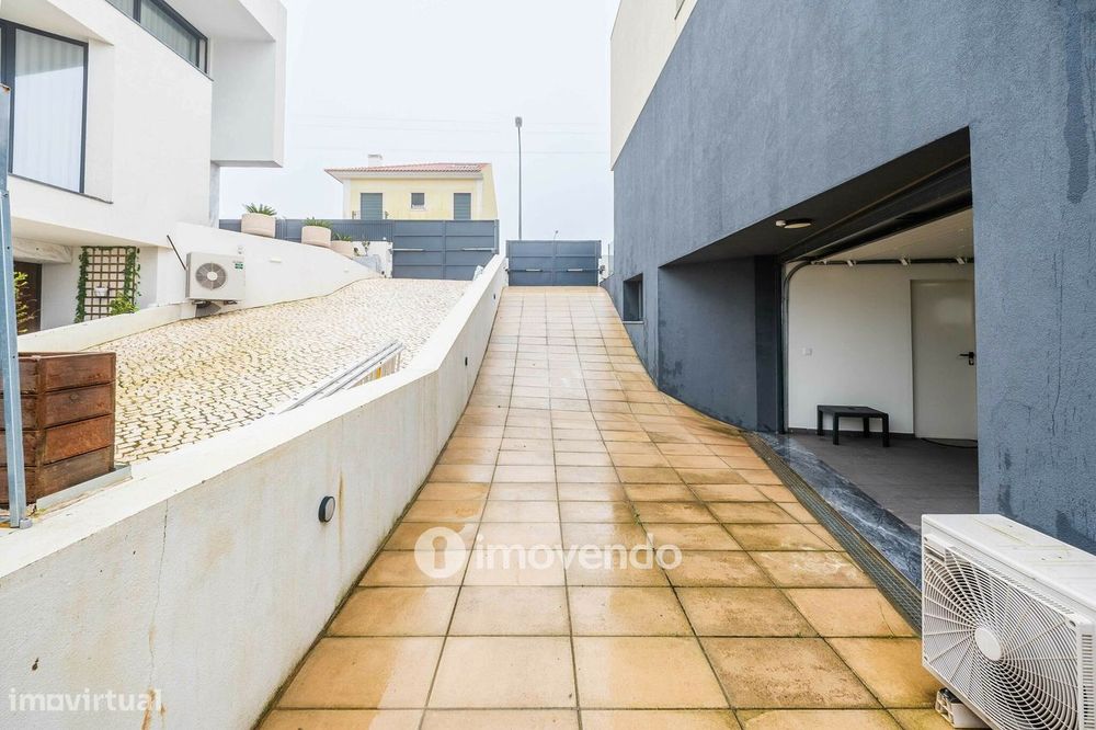 Moradia T3+1 moderna e exclusiva, com garagem e jardim, em Porto Salvo