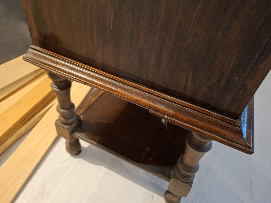 Mesa de cabeceira antiga