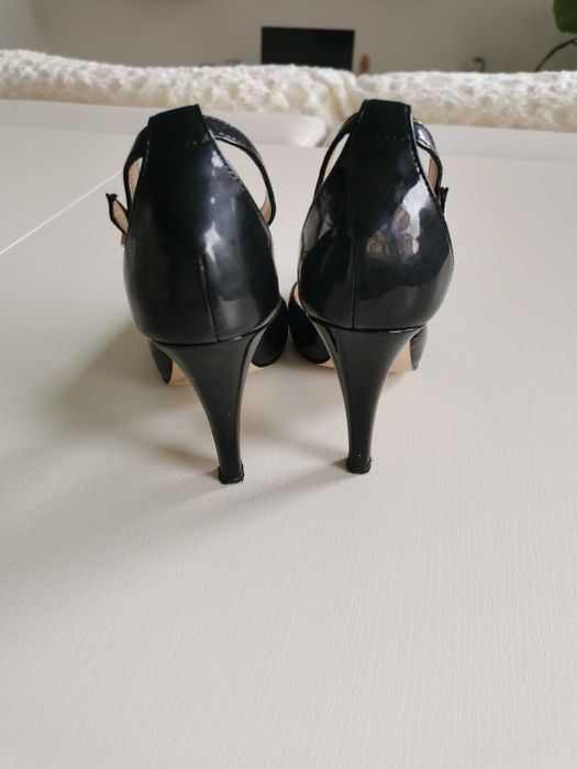 Sprzedam buty na obcasie Intershoe