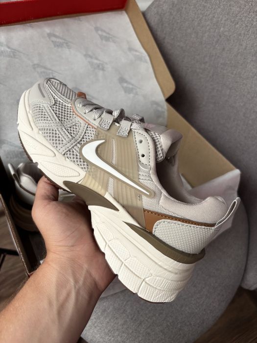 Nike V2K Runtekk Grey Brown трендові жіночі кросівки найк в2к рантек