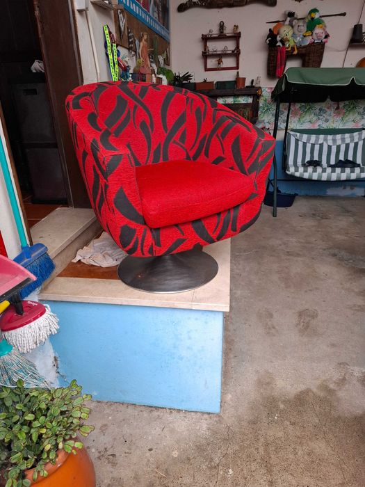 Cadeirao com pe em aco