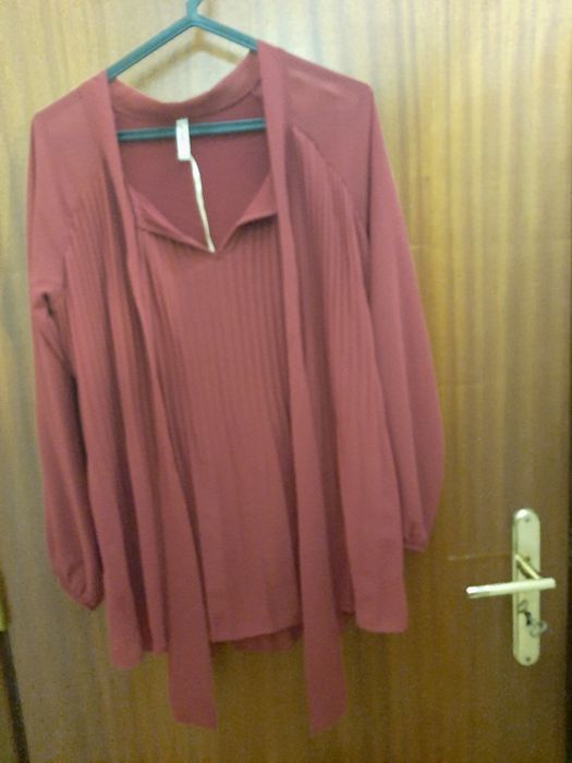 Túnica tamanho único Bordeaux (nova) com plissado à frente e atrás