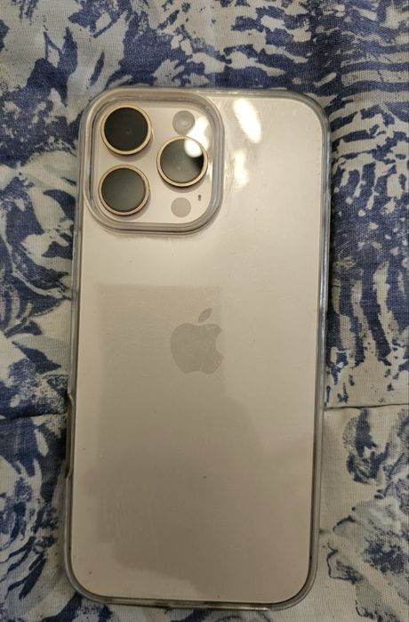 IPhone 16 Pro max dourado com Capa