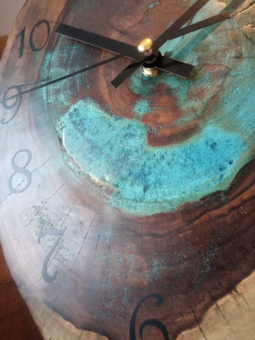 Zegar na ścianę z drewna i żywicy