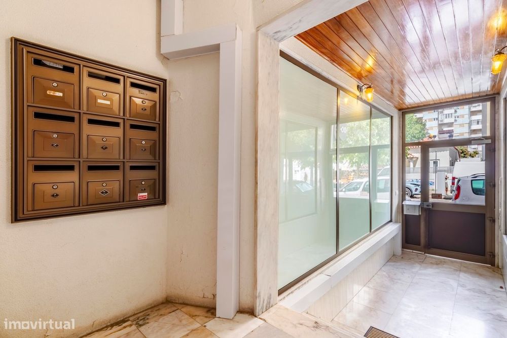 Apartamento T1 c/ Varanda e Marquise, a 550m da Praia, na Costa da Cap
