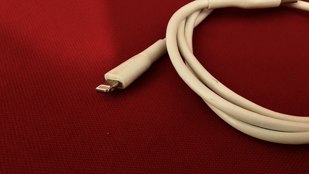 Iphone przewod do ladowarki. Przewód zasilajacy do iPhone, kabel USB